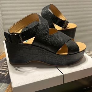 Black dolce vita wedges